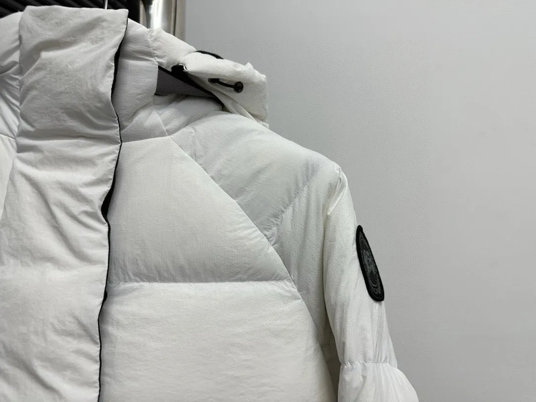P780 【𝘾𝘼𝙉𝘼𝘿𝘼 𝙂𝙊𝙊𝙎𝙀】Canada Goose Junction/3M Reflective Black Label Parker/2602LB Ouyang Nana’s same Junction Parker is made of CORDURA@’s super-soft EnduraLuxe fabric, which enhances the durability of easy-wear parts, making it lightweight and durable. 360-degree reflective strips on the collar improve visibility in low-light environments. Features a removable hood for easy transition into warmer weather. Removable premium insulated hood adjusts both ways Sizes: XS-XxL